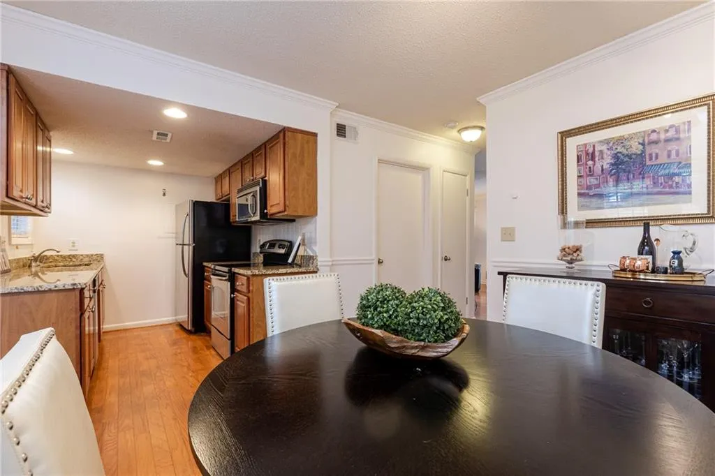 6900 Roswell Road Unit F6, Atlanta, Georgia 30328, 2 Bedrooms Bedrooms, ,2 BathroomsBathrooms,Residential,Sold,6900 Roswell Road Unit F6,6826679