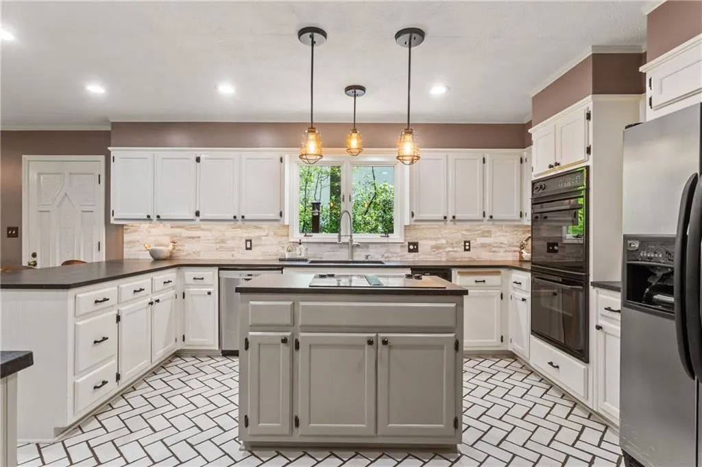 135 Classic Cove, Sandy Springs, Georgia 30350, 5 Bedrooms Bedrooms, ,3 BathroomsBathrooms,Residential,Sold,135 Classic Cove,7031757