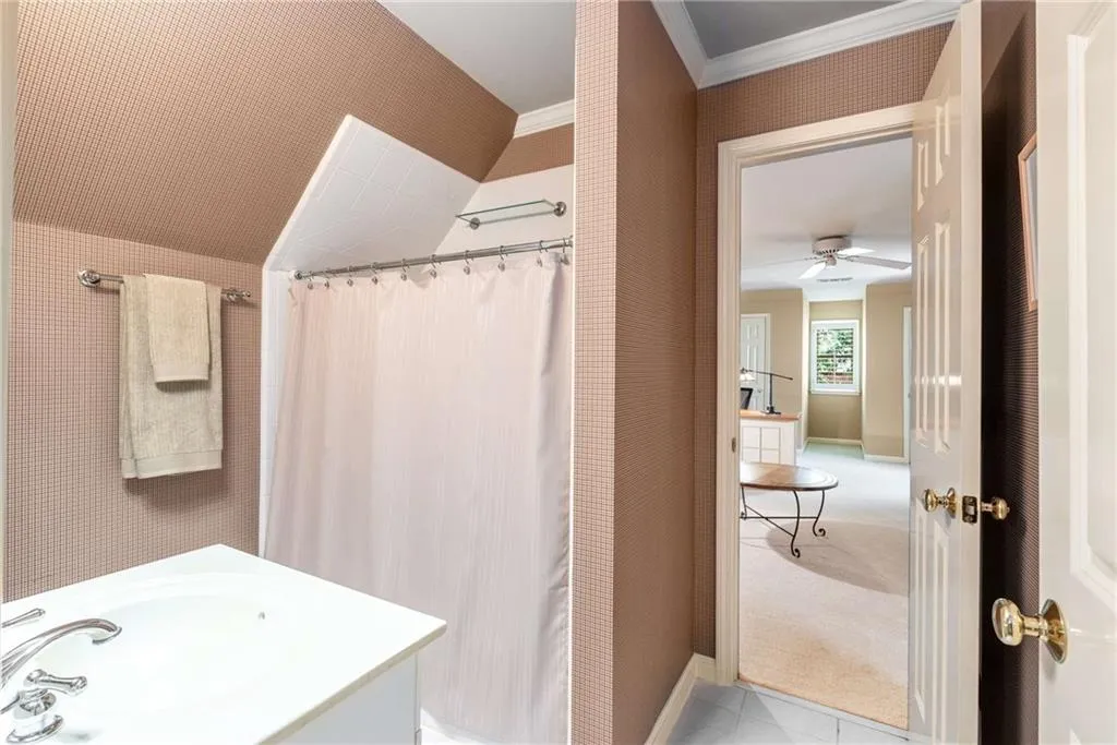 2 bedrooms share a Jack and Jill bath