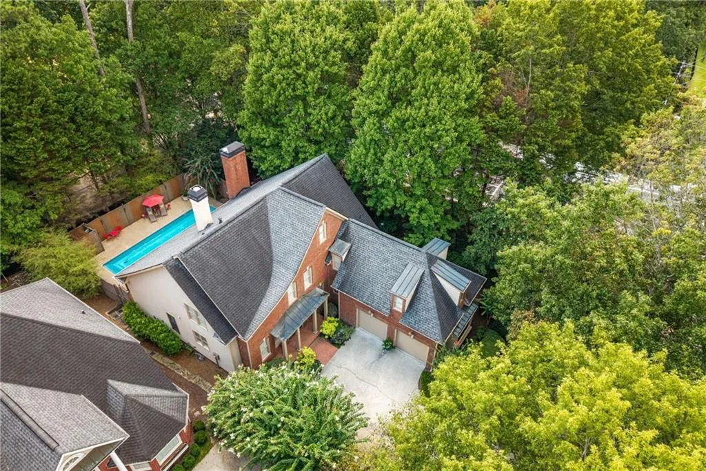 High Point Place is a peaceful cul-de-sac neighborhood with sidewalks and underground utilities full of traditional brick homes
