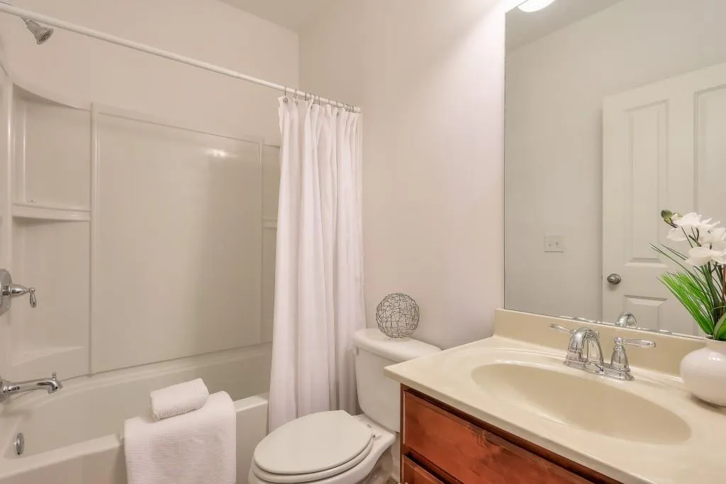 7180 Glisten Avenue, Atlanta, Georgia 30328, 3 Bedrooms Bedrooms, ,3 BathroomsBathrooms,Residential,Sold,7180 Glisten Avenue,7536115