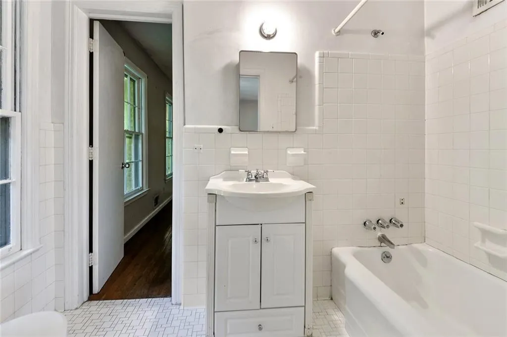 5315 Peachtree Dunwoody Road, Sandy Springs, Georgia 30342, 4 Bedrooms Bedrooms, ,3 BathroomsBathrooms,Residential,Sold,5315 Peachtree Dunwoody Road,6899074