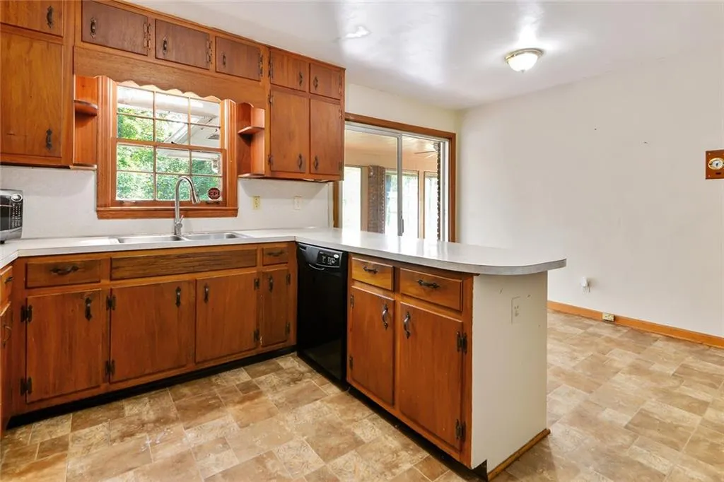5315 Peachtree Dunwoody Road, Sandy Springs, Georgia 30342, 4 Bedrooms Bedrooms, ,3 BathroomsBathrooms,Residential,Sold,5315 Peachtree Dunwoody Road,6899074