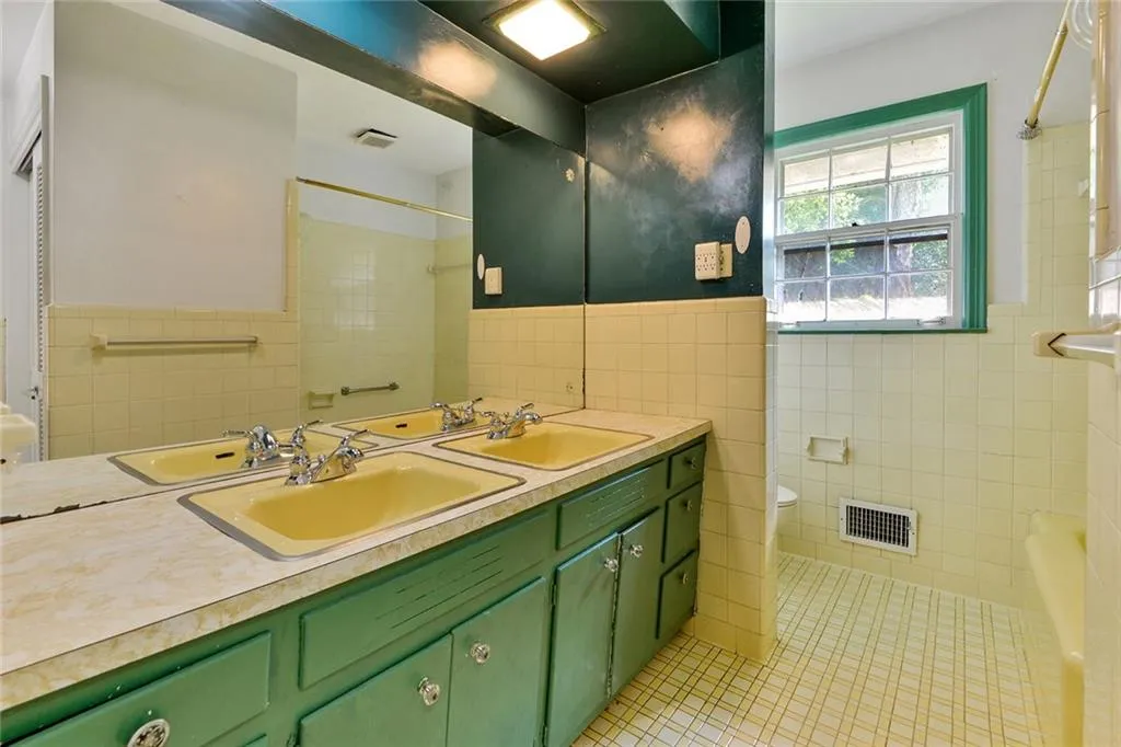 5315 Peachtree Dunwoody Road, Sandy Springs, Georgia 30342, 4 Bedrooms Bedrooms, ,3 BathroomsBathrooms,Residential,Sold,5315 Peachtree Dunwoody Road,6899074