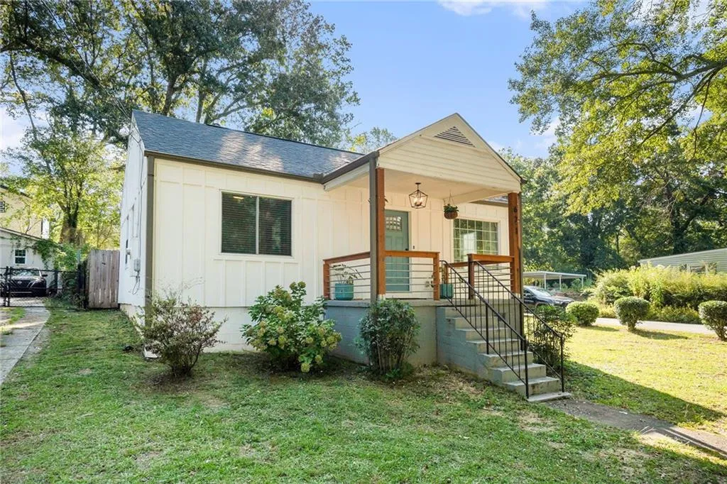 671 Center Hill Avenue Nw, Atlanta, Georgia 30318, 3 Bedrooms Bedrooms, ,2 BathroomsBathrooms,Residential,For Sale,671 Center Hill Avenue Nw,7653426
