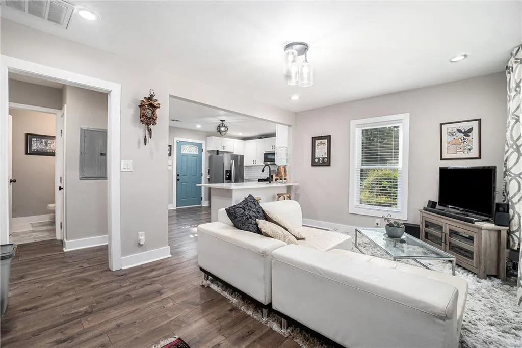 671 Center Hill Avenue Nw, Atlanta, Georgia 30318, 3 Bedrooms Bedrooms, ,2 BathroomsBathrooms,Residential,For Sale,671 Center Hill Avenue Nw,7653426