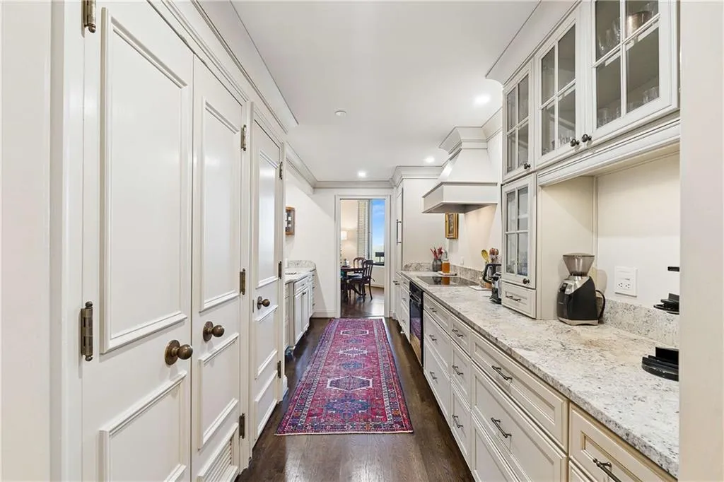 2660 Peachtree Road Nw Unit 32b, Atlanta, Georgia 30305, 1 Bedroom Bedrooms, 0 ,2 BathroomsBathrooms,Residential,Sold,2660 Peachtree Road Nw Unit 32b,7756014