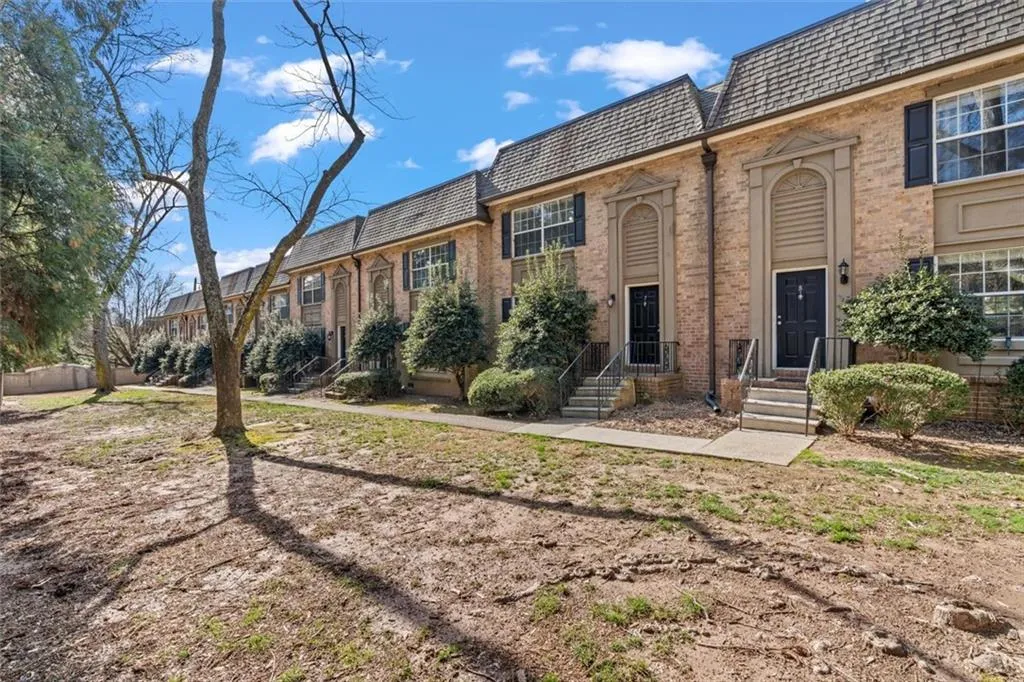 6980 Roswell Road Unit A8, Atlanta, Georgia 30328, 3 Bedrooms Bedrooms, ,2 BathroomsBathrooms,Residential,Sold,6980 Roswell Road Unit A8,7175910