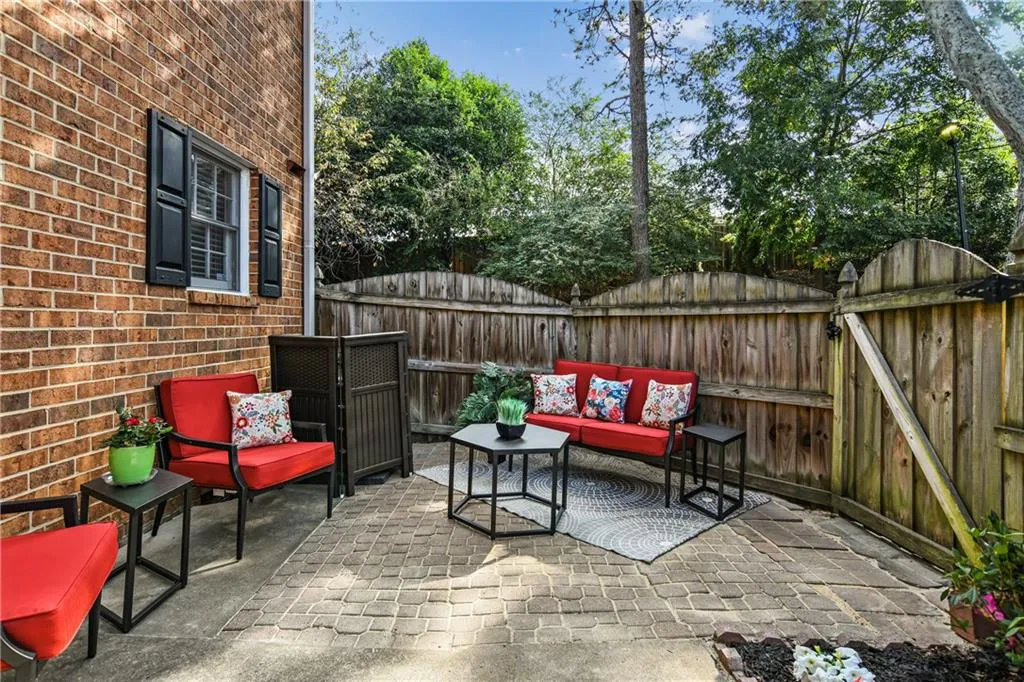 6520 Roswell Road Unit 102, Atlanta, Georgia 30328, 2 Bedrooms Bedrooms, ,1 BathroomBathrooms,Residential,Sold,6520 Roswell Road Unit 102,7121871