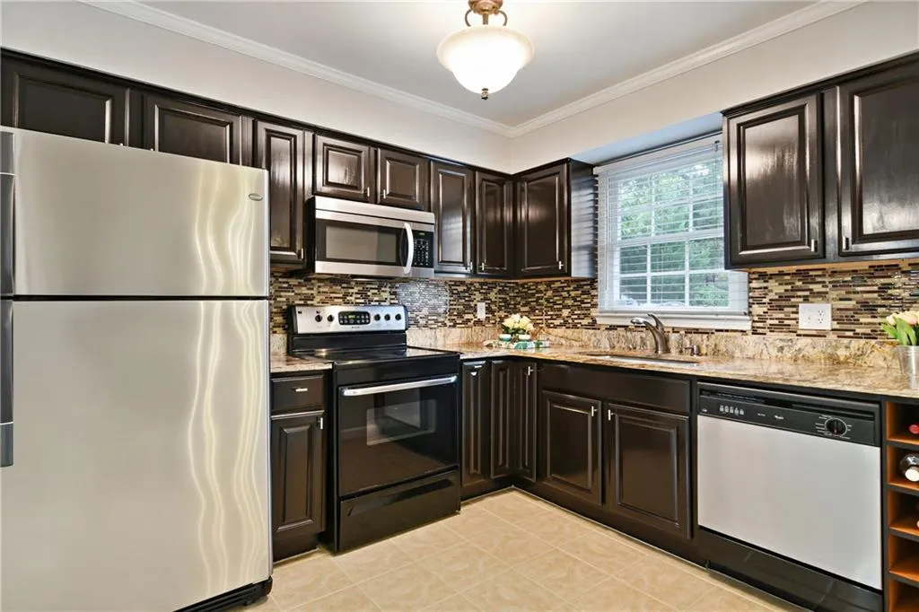 6520 Roswell Road Unit 102, Atlanta, Georgia 30328, 2 Bedrooms Bedrooms, ,1 BathroomBathrooms,Residential,Sold,6520 Roswell Road Unit 102,7121871