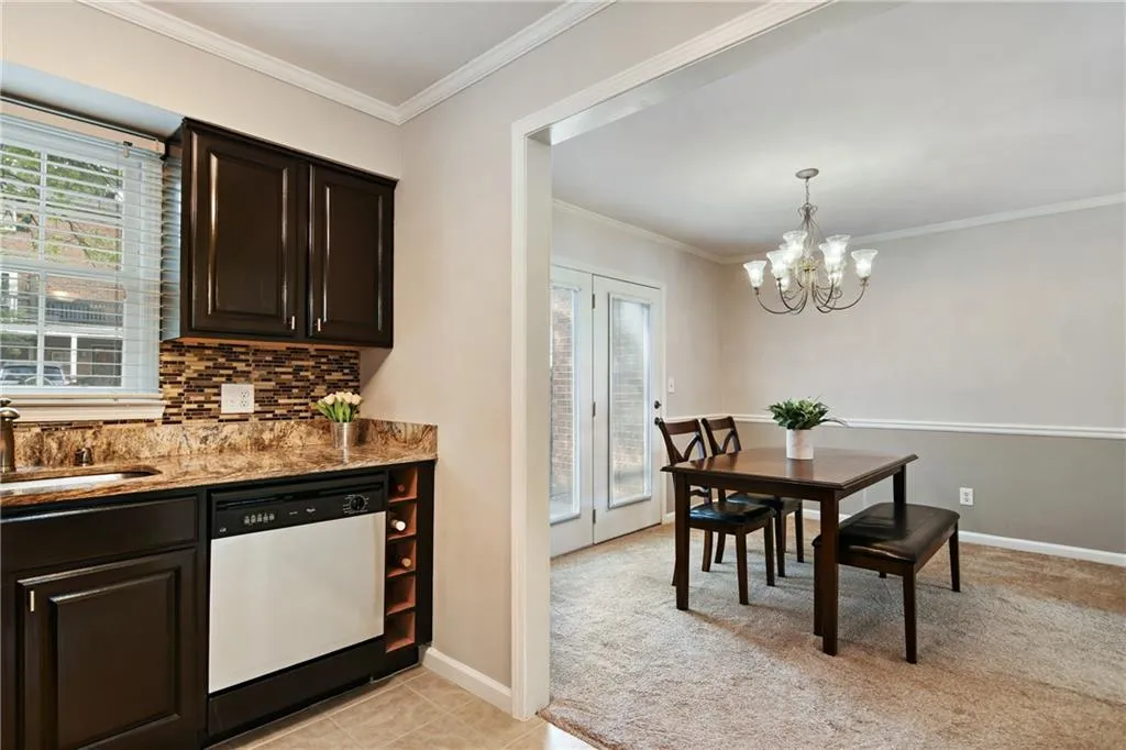 6520 Roswell Road Unit 102, Atlanta, Georgia 30328, 2 Bedrooms Bedrooms, ,1 BathroomBathrooms,Residential,Sold,6520 Roswell Road Unit 102,7121871