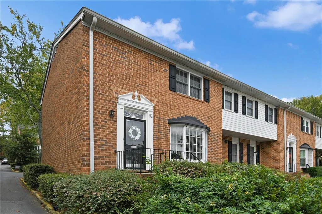 6520 Roswell Road Unit 102, Atlanta, Georgia 30328, 2 Bedrooms Bedrooms, ,1 BathroomBathrooms,Residential,Sold,6520 Roswell Road Unit 102,7121871