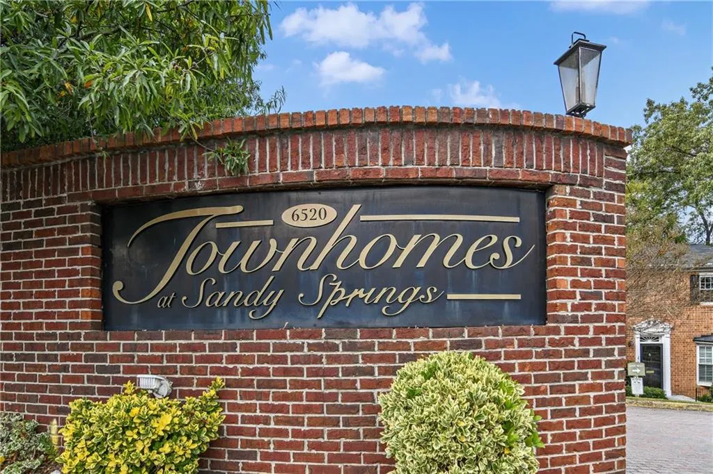 6520 Roswell Road Unit 102, Atlanta, Georgia 30328, 2 Bedrooms Bedrooms, ,1 BathroomBathrooms,Residential,Sold,6520 Roswell Road Unit 102,7121871