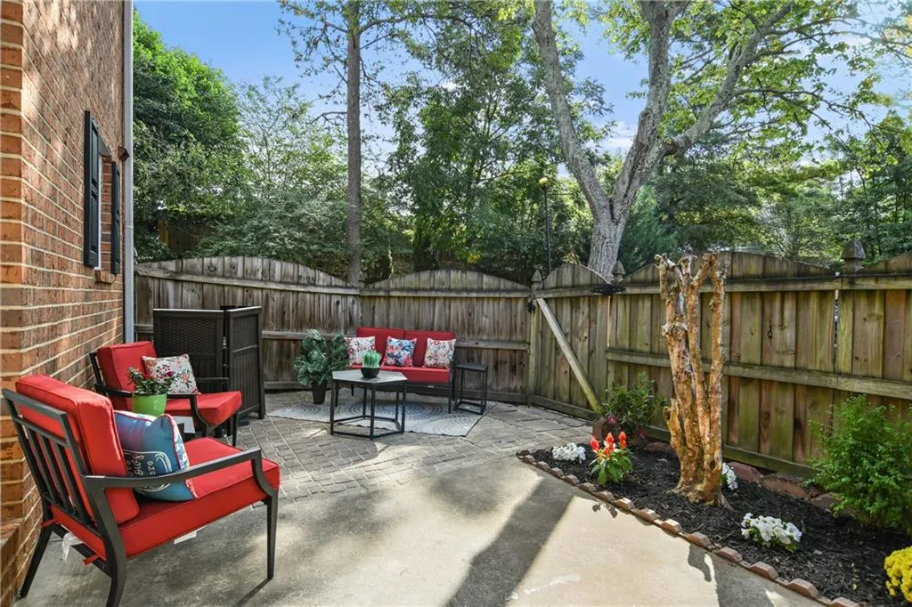 6520 Roswell Road Unit 102, Atlanta, Georgia 30328, 2 Bedrooms Bedrooms, ,1 BathroomBathrooms,Residential,Sold,6520 Roswell Road Unit 102,7121871