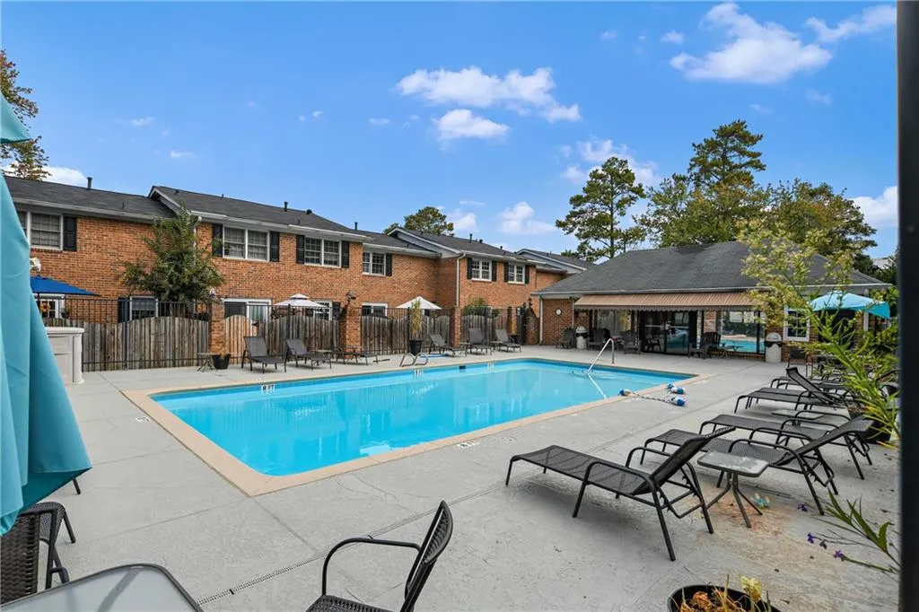 6520 Roswell Road Unit 102, Atlanta, Georgia 30328, 2 Bedrooms Bedrooms, ,1 BathroomBathrooms,Residential,Sold,6520 Roswell Road Unit 102,7121871