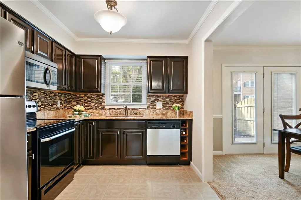 6520 Roswell Road Unit 102, Atlanta, Georgia 30328, 2 Bedrooms Bedrooms, ,1 BathroomBathrooms,Residential,Sold,6520 Roswell Road Unit 102,7121871