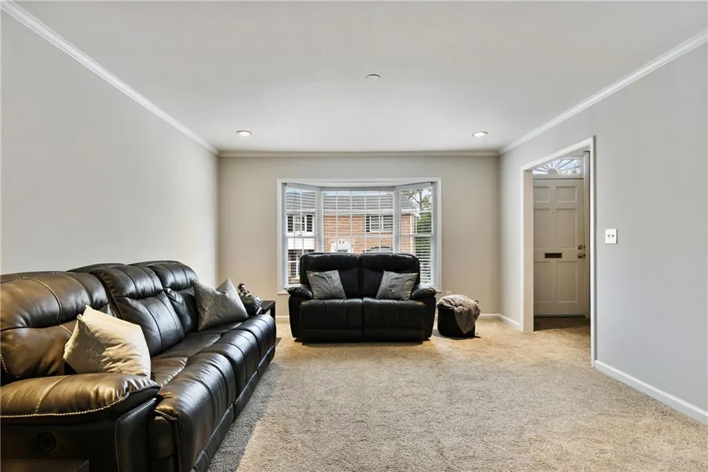 6520 Roswell Road Unit 102, Atlanta, Georgia 30328, 2 Bedrooms Bedrooms, ,1 BathroomBathrooms,Residential,Sold,6520 Roswell Road Unit 102,7121871