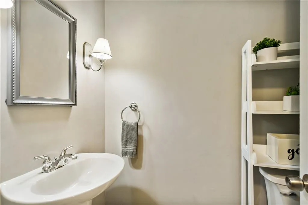 6520 Roswell Road Unit 102, Atlanta, Georgia 30328, 2 Bedrooms Bedrooms, ,1 BathroomBathrooms,Residential,Sold,6520 Roswell Road Unit 102,7121871