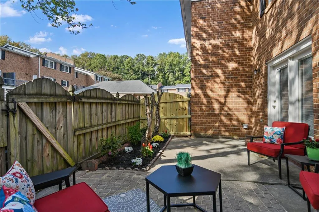 6520 Roswell Road Unit 102, Atlanta, Georgia 30328, 2 Bedrooms Bedrooms, ,1 BathroomBathrooms,Residential,Sold,6520 Roswell Road Unit 102,7121871