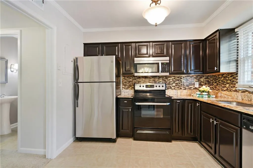 6520 Roswell Road Unit 102, Atlanta, Georgia 30328, 2 Bedrooms Bedrooms, ,1 BathroomBathrooms,Residential,Sold,6520 Roswell Road Unit 102,7121871