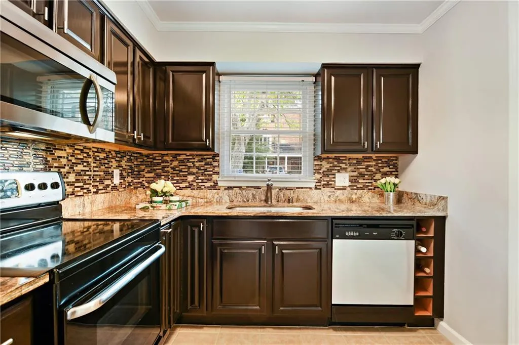 6520 Roswell Road Unit 102, Atlanta, Georgia 30328, 2 Bedrooms Bedrooms, ,1 BathroomBathrooms,Residential,Sold,6520 Roswell Road Unit 102,7121871