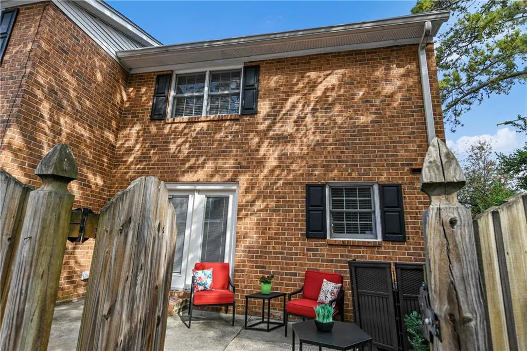 6520 Roswell Road Unit 102, Atlanta, Georgia 30328, 2 Bedrooms Bedrooms, ,1 BathroomBathrooms,Residential,Sold,6520 Roswell Road Unit 102,7121871