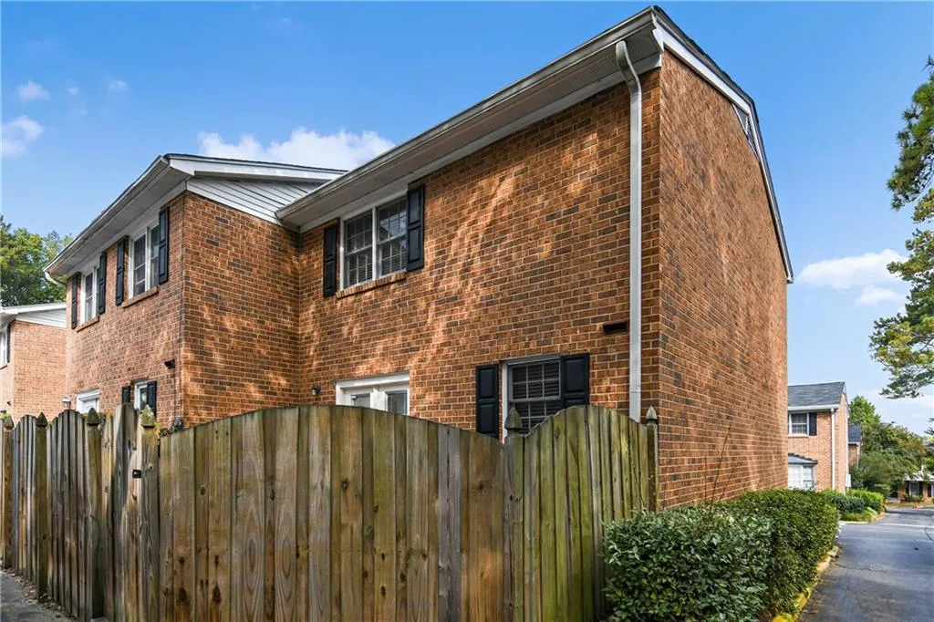 6520 Roswell Road Unit 102, Atlanta, Georgia 30328, 2 Bedrooms Bedrooms, ,1 BathroomBathrooms,Residential,Sold,6520 Roswell Road Unit 102,7121871