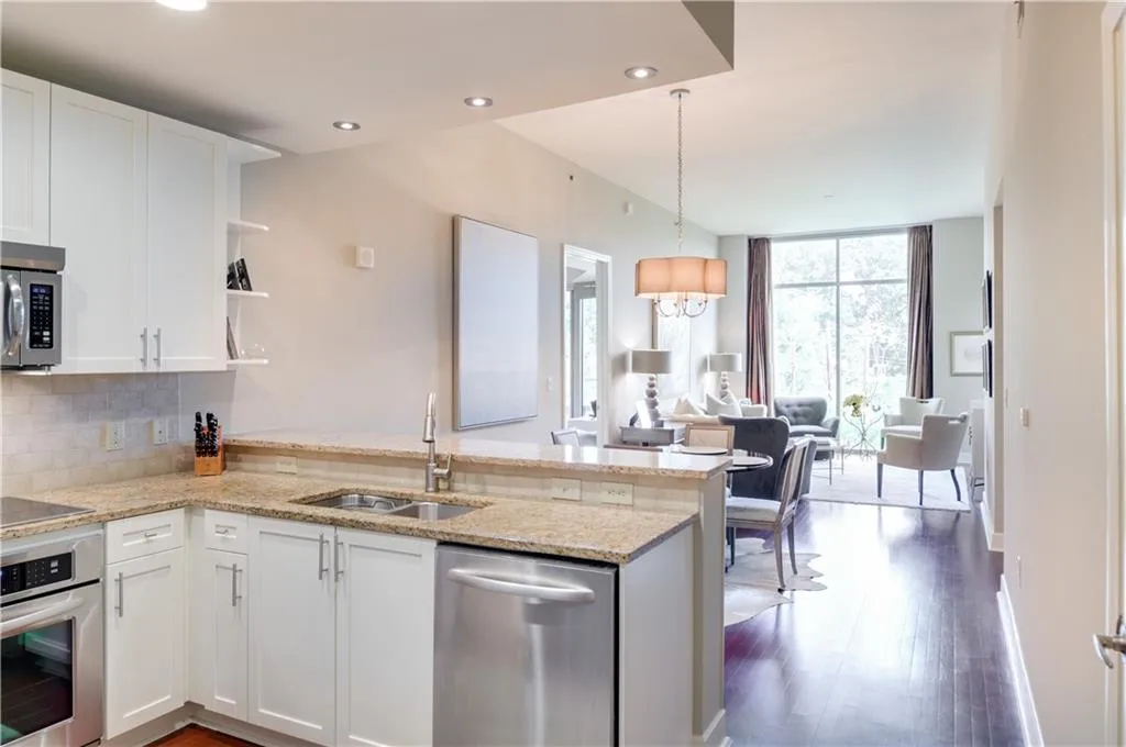 2795 Peachtree Road Ne Unit 403, Atlanta, Georgia 30305, 2 Bedrooms Bedrooms, ,2 BathroomsBathrooms,Residential,Sold,2795 Peachtree Road Ne Unit 403,5734730
