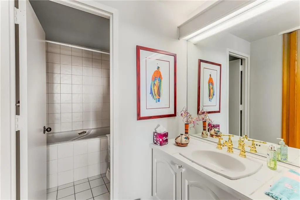 2660 Peachtree Road Nw Unit 18g, Atlanta, Georgia 30305, 1 Bedroom Bedrooms, ,2 BathroomsBathrooms,Residential,For Sale,2660 Peachtree Road Nw Unit 18g,7479158