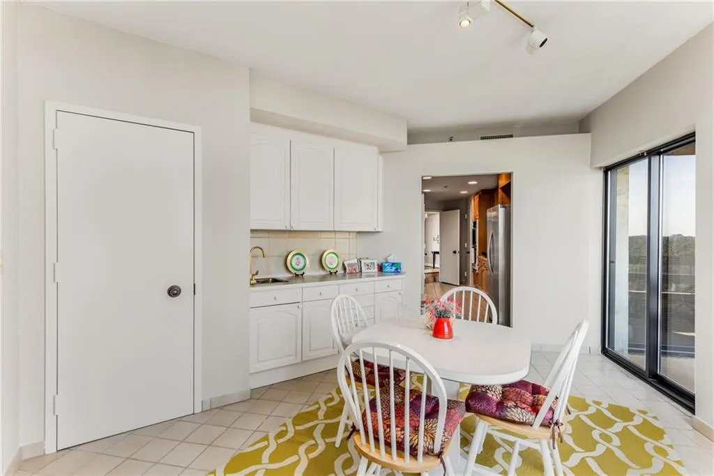 2660 Peachtree Road Nw Unit 18g, Atlanta, Georgia 30305, 1 Bedroom Bedrooms, ,2 BathroomsBathrooms,Residential,For Sale,2660 Peachtree Road Nw Unit 18g,7479158