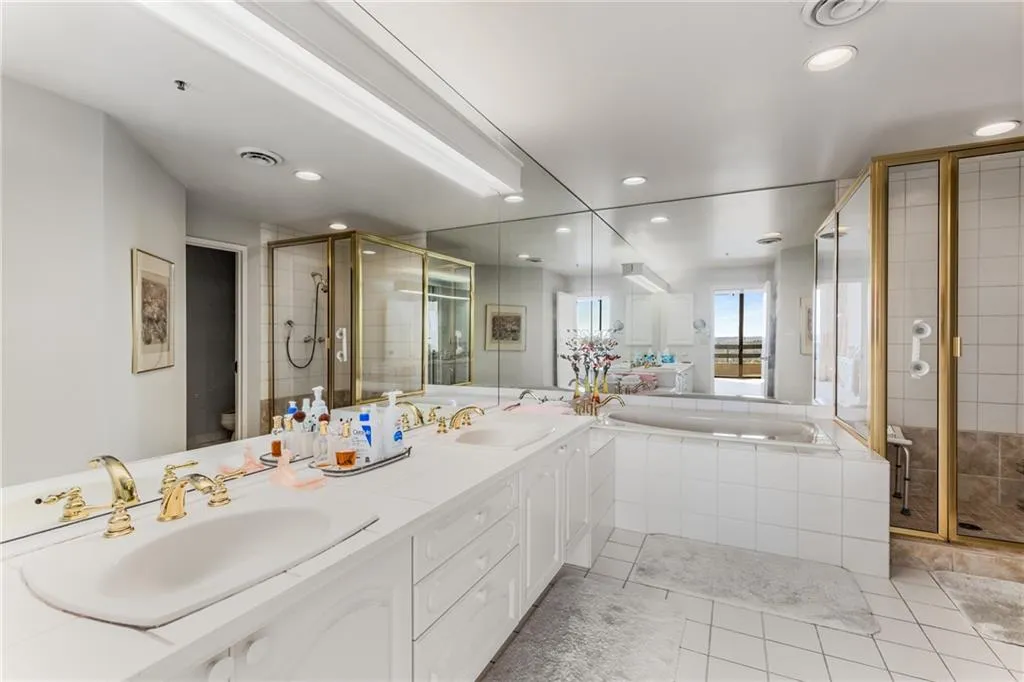 2660 Peachtree Road Nw Unit 18g, Atlanta, Georgia 30305, 1 Bedroom Bedrooms, ,2 BathroomsBathrooms,Residential,For Sale,2660 Peachtree Road Nw Unit 18g,7479158