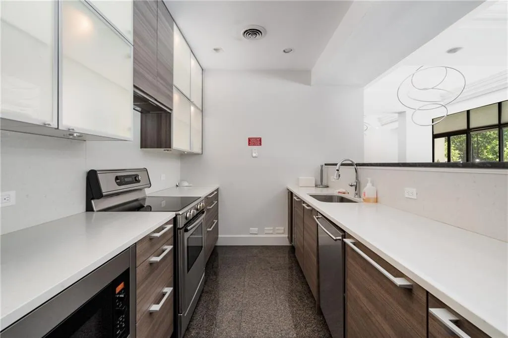 2660 Peachtree Road Nw Unit 18g, Atlanta, Georgia 30305, 1 Bedroom Bedrooms, ,2 BathroomsBathrooms,Residential,For Sale,2660 Peachtree Road Nw Unit 18g,7479158