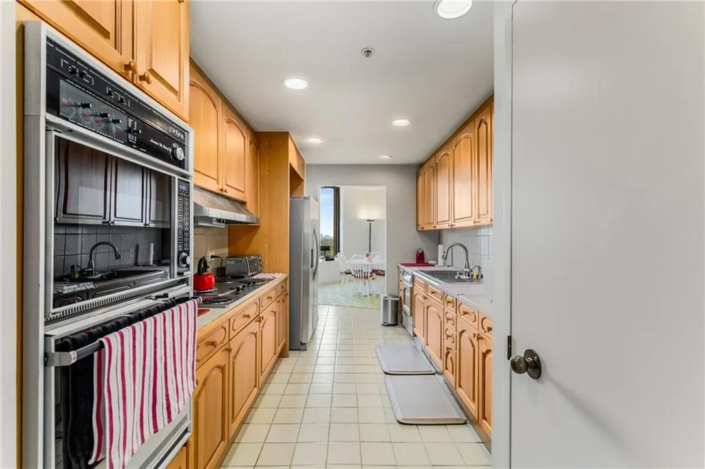 2660 Peachtree Road Nw Unit 18g, Atlanta, Georgia 30305, 1 Bedroom Bedrooms, ,2 BathroomsBathrooms,Residential,For Sale,2660 Peachtree Road Nw Unit 18g,7479158