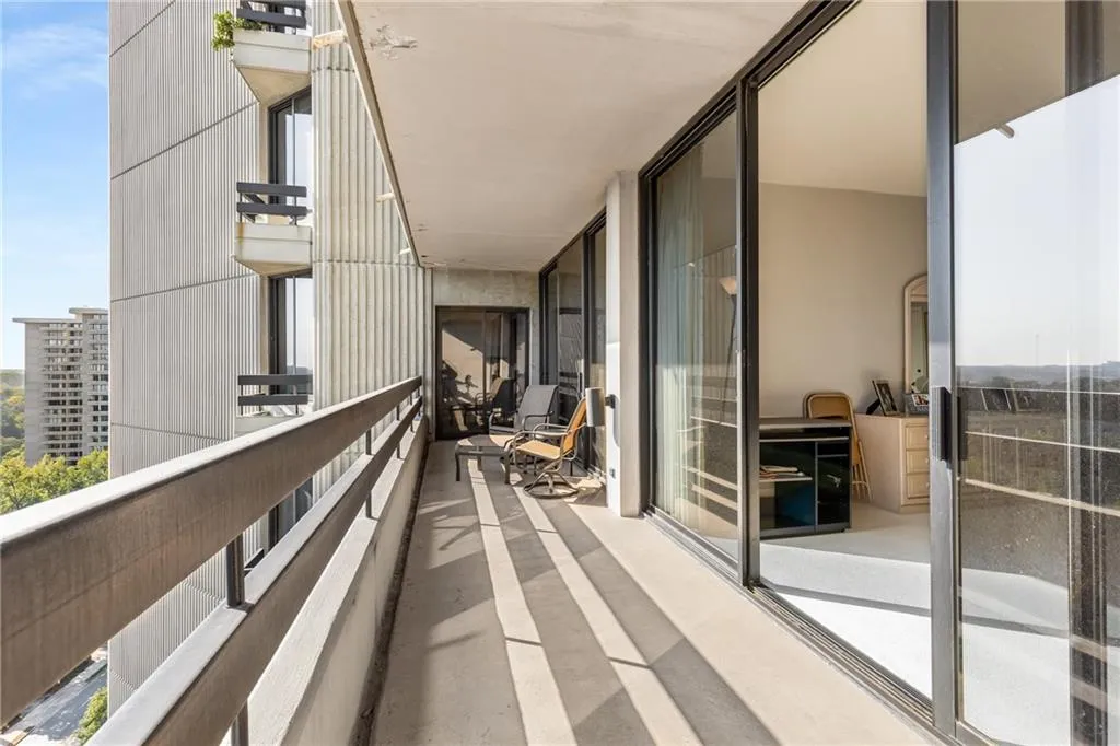 2660 Peachtree Road Nw Unit 18g, Atlanta, Georgia 30305, 1 Bedroom Bedrooms, ,2 BathroomsBathrooms,Residential,For Sale,2660 Peachtree Road Nw Unit 18g,7479158
