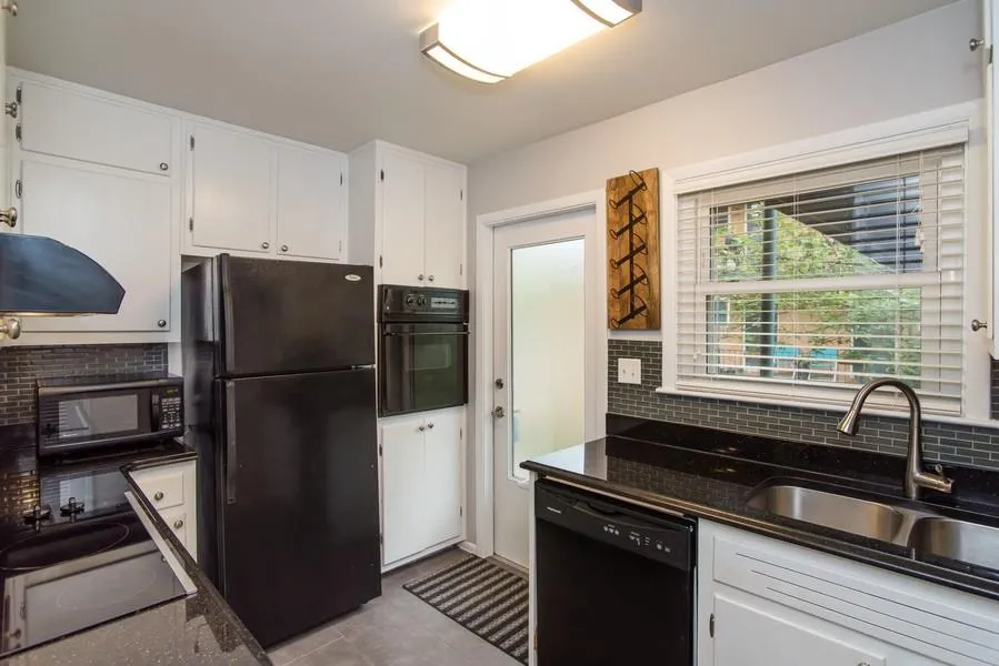 3510 Roswell Road Nw Unit G3, Atlanta, Georgia 30305, 2 Bedrooms Bedrooms, ,2 BathroomsBathrooms,Residential,Sold,3510 Roswell Road Nw Unit G3,5702430