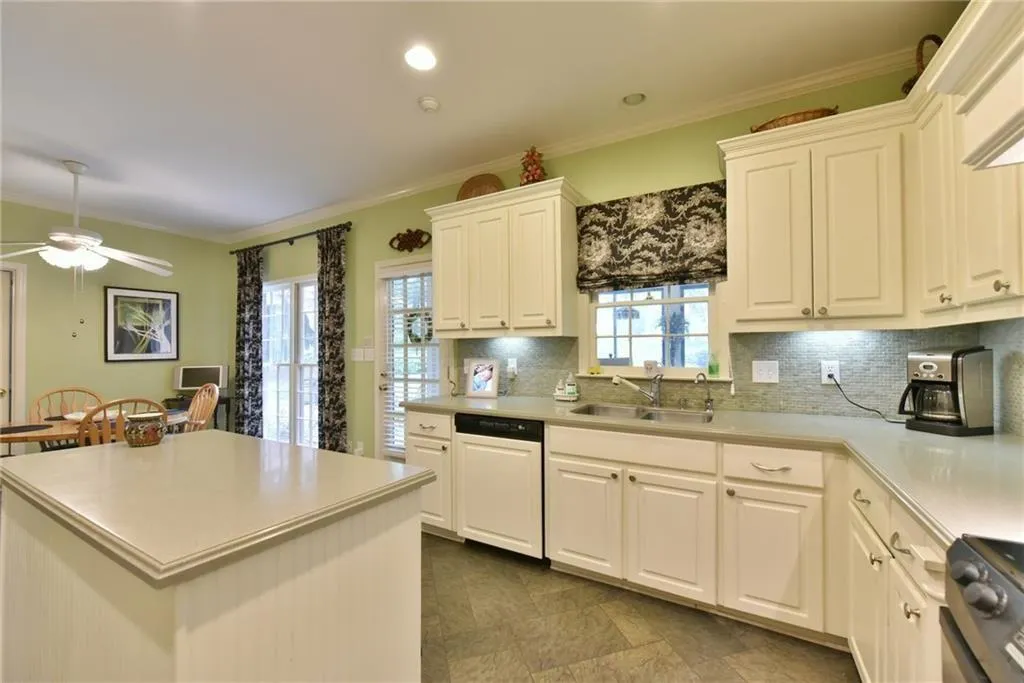 460 Huntcliff Green, Sandy Springs, Georgia 30350, 4 Bedrooms Bedrooms, ,3 BathroomsBathrooms,Residential,Sold,460 Huntcliff Green,5950577