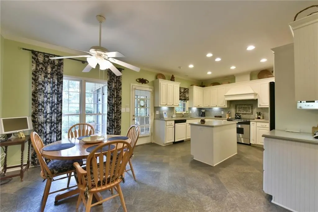 460 Huntcliff Green, Sandy Springs, Georgia 30350, 4 Bedrooms Bedrooms, ,3 BathroomsBathrooms,Residential,Sold,460 Huntcliff Green,5950577