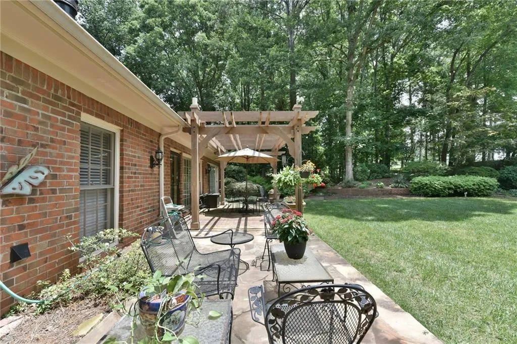460 Huntcliff Green, Sandy Springs, Georgia 30350, 4 Bedrooms Bedrooms, ,3 BathroomsBathrooms,Residential,Sold,460 Huntcliff Green,5950577