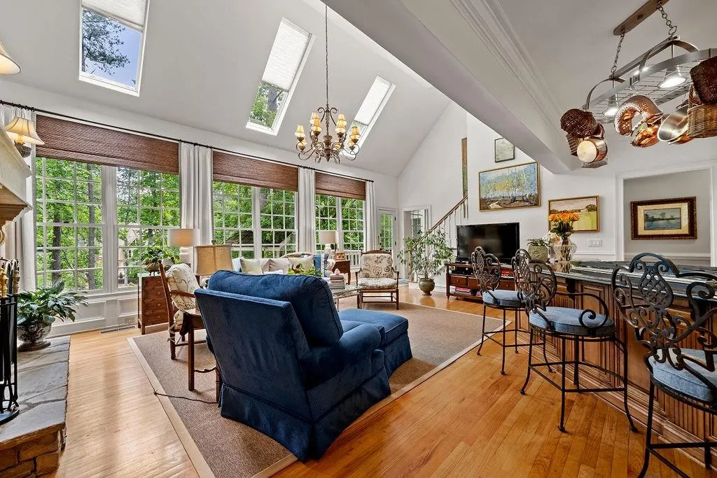 100 Grogans Lake Drive, Sandy Springs, Georgia 30350, 5 Bedrooms Bedrooms, ,4 BathroomsBathrooms,Residential,Sold,100 Grogans Lake Drive,7219711