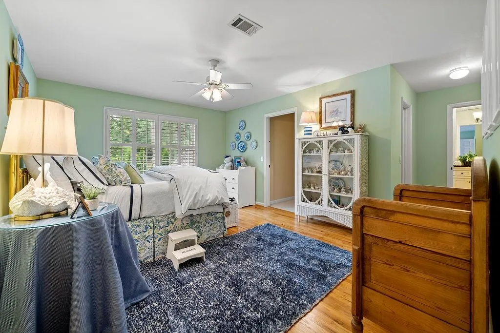 100 Grogans Lake Drive, Sandy Springs, Georgia 30350, 5 Bedrooms Bedrooms, ,4 BathroomsBathrooms,Residential,Sold,100 Grogans Lake Drive,7219711