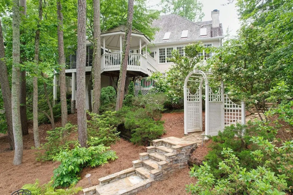 100 Grogans Lake Drive, Sandy Springs, Georgia 30350, 5 Bedrooms Bedrooms, ,4 BathroomsBathrooms,Residential,Sold,100 Grogans Lake Drive,7219711