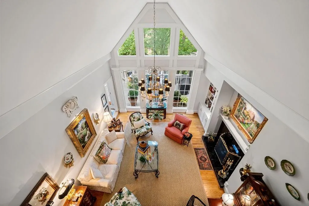 100 Grogans Lake Drive, Sandy Springs, Georgia 30350, 5 Bedrooms Bedrooms, ,4 BathroomsBathrooms,Residential,Sold,100 Grogans Lake Drive,7219711