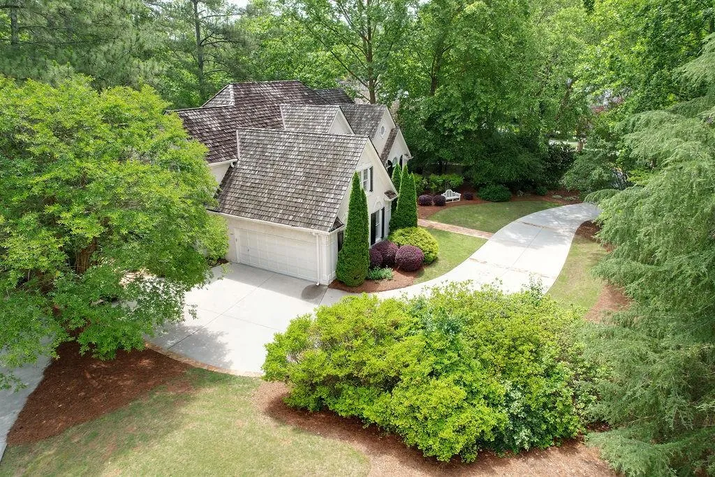 100 Grogans Lake Drive, Sandy Springs, Georgia 30350, 5 Bedrooms Bedrooms, ,4 BathroomsBathrooms,Residential,Sold,100 Grogans Lake Drive,7219711