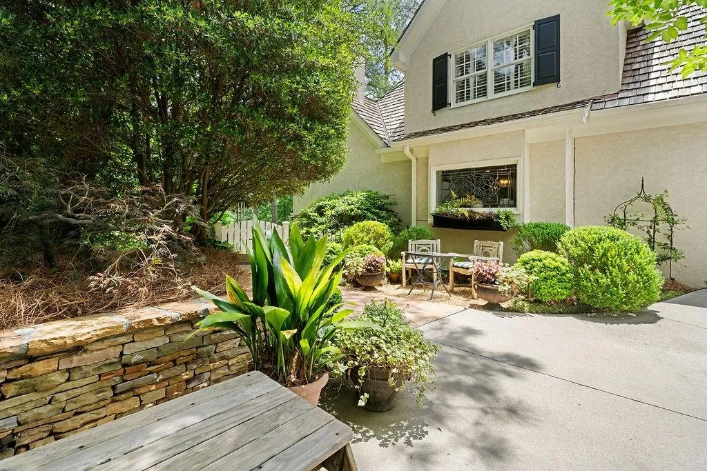 100 Grogans Lake Drive, Sandy Springs, Georgia 30350, 5 Bedrooms Bedrooms, ,4 BathroomsBathrooms,Residential,Sold,100 Grogans Lake Drive,7219711