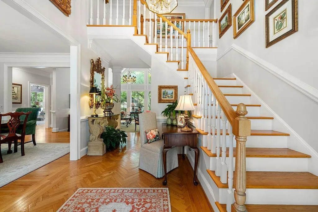 100 Grogans Lake Drive, Sandy Springs, Georgia 30350, 5 Bedrooms Bedrooms, ,4 BathroomsBathrooms,Residential,Sold,100 Grogans Lake Drive,7219711