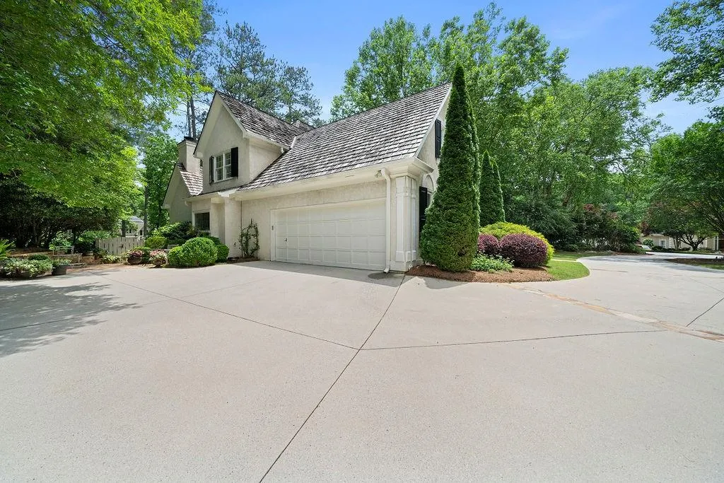 100 Grogans Lake Drive, Sandy Springs, Georgia 30350, 5 Bedrooms Bedrooms, ,4 BathroomsBathrooms,Residential,Sold,100 Grogans Lake Drive,7219711