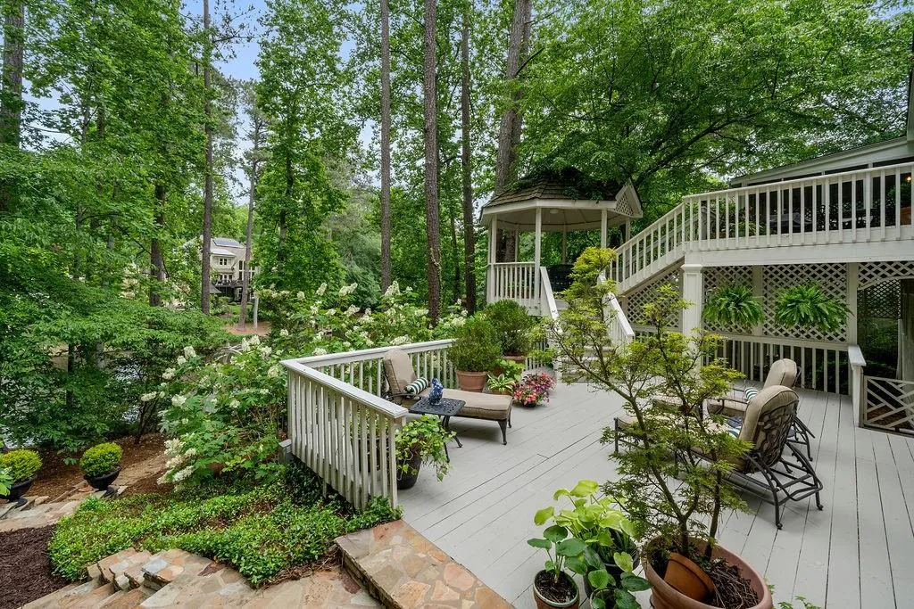 100 Grogans Lake Drive, Sandy Springs, Georgia 30350, 5 Bedrooms Bedrooms, ,4 BathroomsBathrooms,Residential,Sold,100 Grogans Lake Drive,7219711