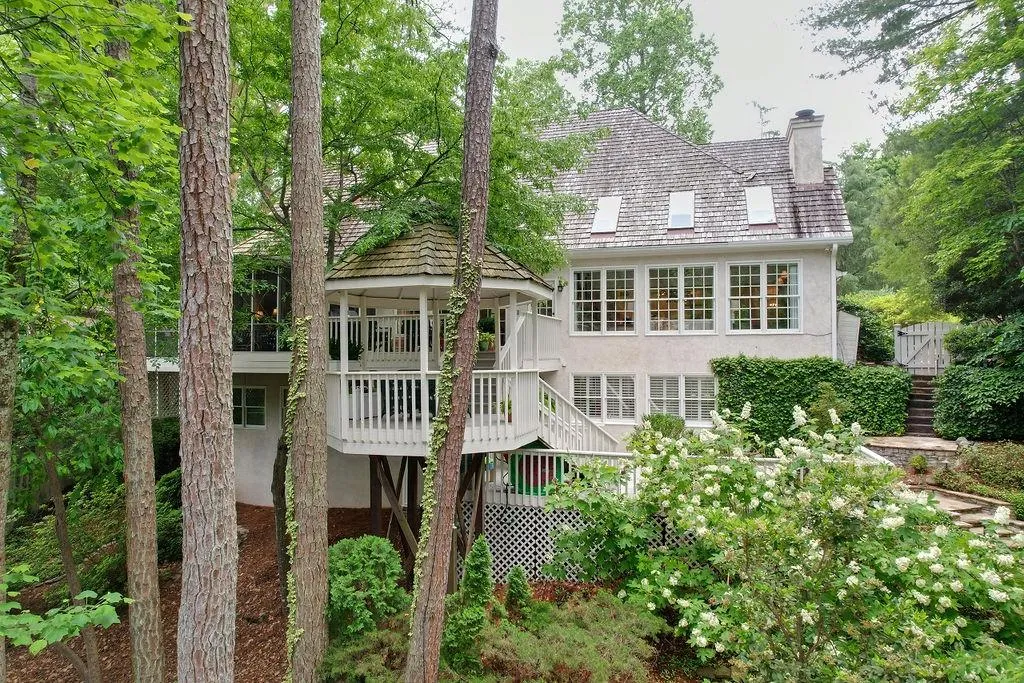 100 Grogans Lake Drive, Sandy Springs, Georgia 30350, 5 Bedrooms Bedrooms, ,4 BathroomsBathrooms,Residential,Sold,100 Grogans Lake Drive,7219711
