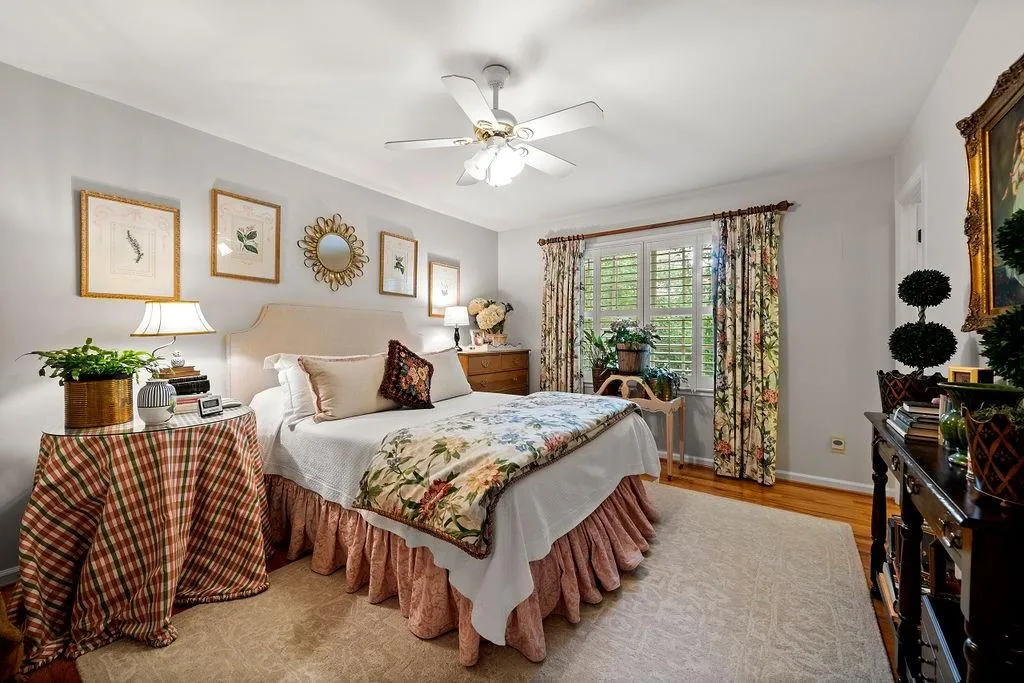 100 Grogans Lake Drive, Sandy Springs, Georgia 30350, 5 Bedrooms Bedrooms, ,4 BathroomsBathrooms,Residential,Sold,100 Grogans Lake Drive,7219711