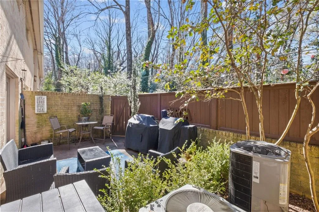 5400 Roswell Road Unit I4, Atlanta, Georgia 30342, 3 Bedrooms Bedrooms, ,2 BathroomsBathrooms,Residential,Sold,5400 Roswell Road Unit I4,7339522